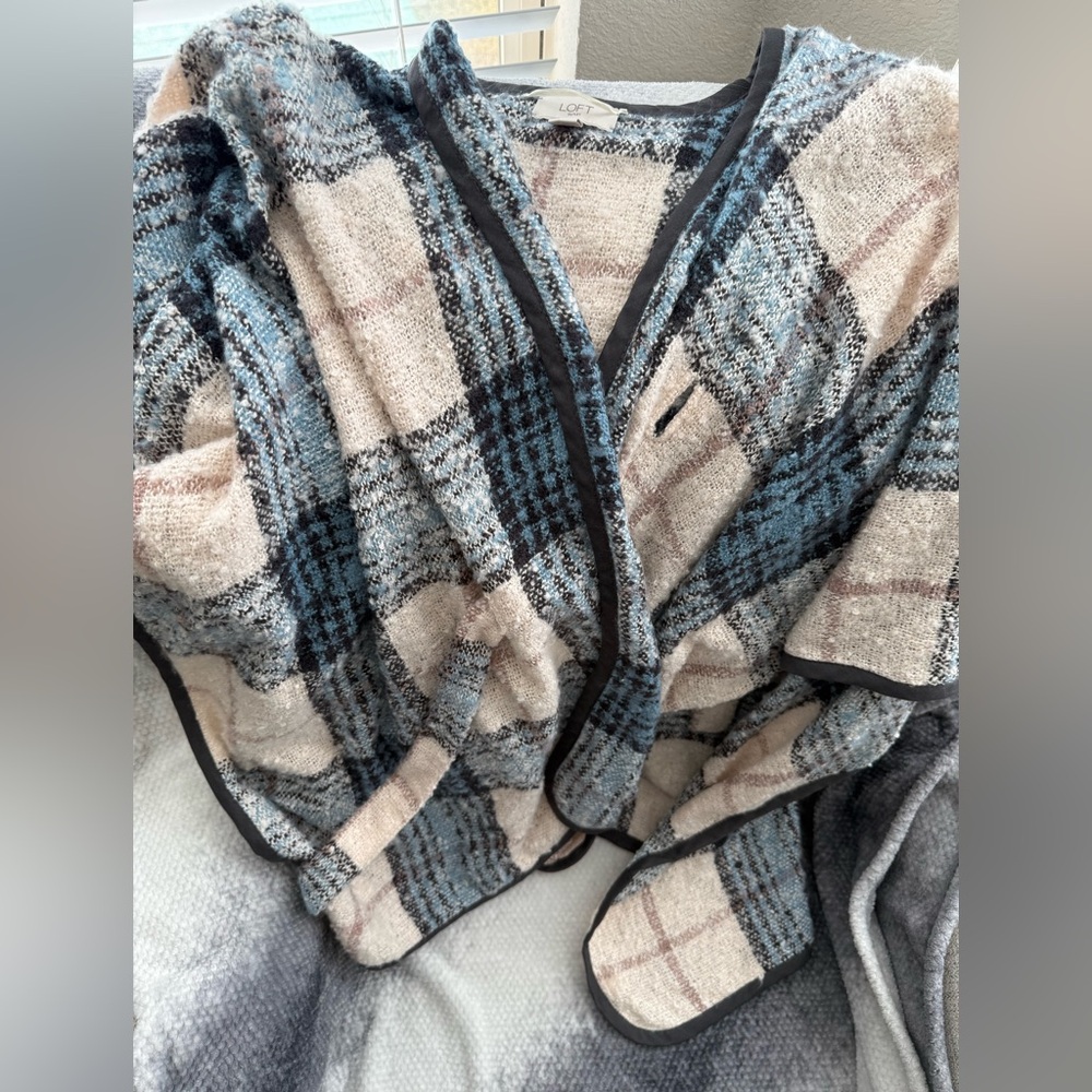 Women’s Loft shall with waist tie. OS